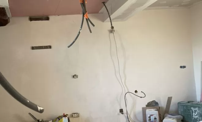Isolation du plafond et des murs, puis pose du travertin 